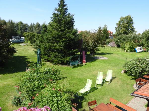 widok z tarasu na ogród