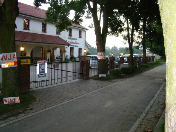 Na noc zamykany parking .