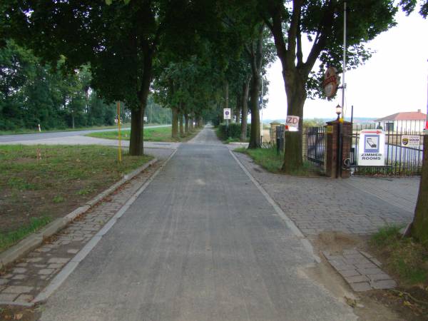 Wjazd i nowa droga rowerowa w stronę Kobylanki.