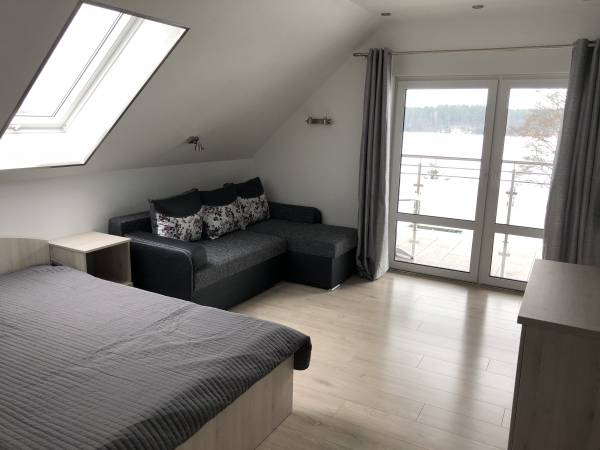 Pokój w nowym budynku z widokiem na jezioro