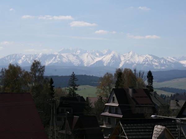 Zbliżony widok na Tatry z pokoju.