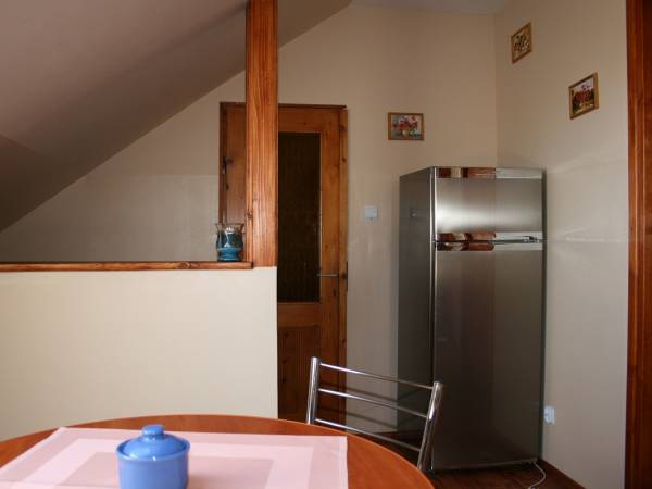 Aneks kuchenny z lodówką.