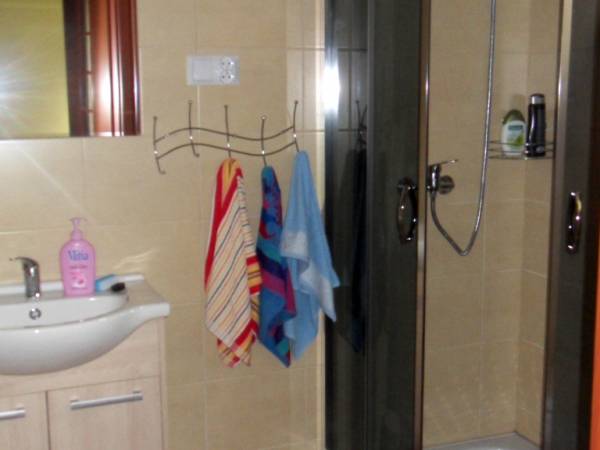 łazienka z kabiną prysznicową