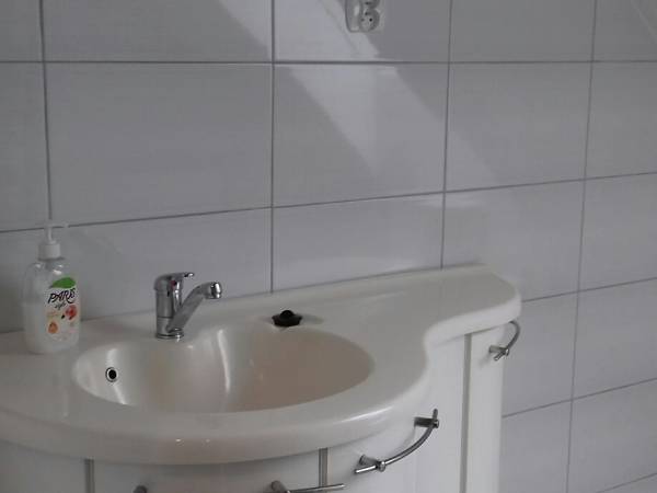 łazienka z prysznicem w pokoju cztero osobowym