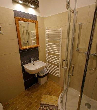 W Zajździe każdy pokój wyposażony jest w łazienkę.