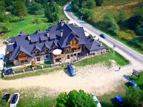 Zajazd widziany z dużej wysokości.