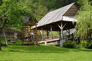 Podwórko za domem z kolibą na grila