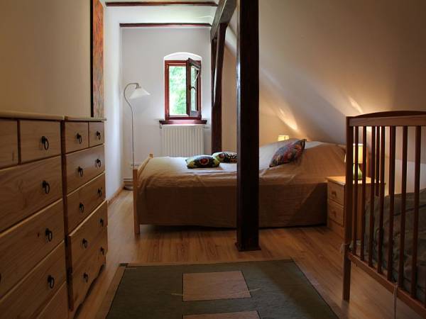 sypialnia z łóżeczkiem dziecięcym