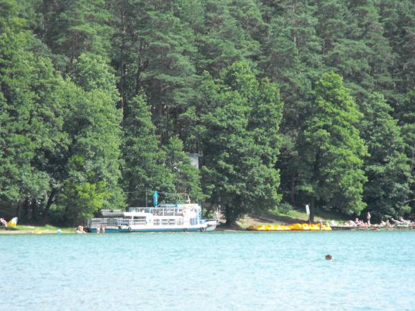 Statek żeglugi Augustowskiej przepływający niedaleko Ośrodka