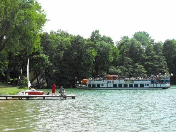 Statek Augustowskiej Żeglugi nad jeziorem Białym