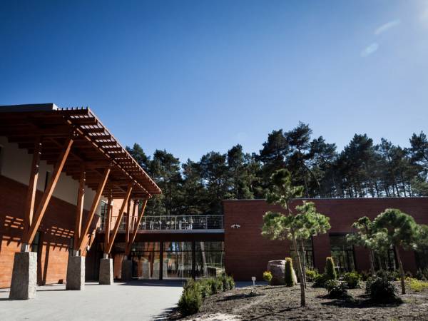 Wejście do budynku konferencyjnego Puszczyk