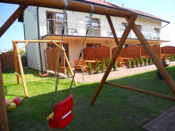 Na placu zabaw również trampolina oraz zjeżdzalnia;)