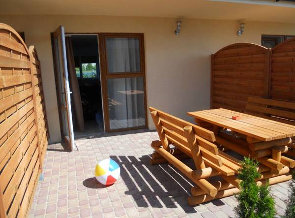 Ogródek ze stołem biesiadnym