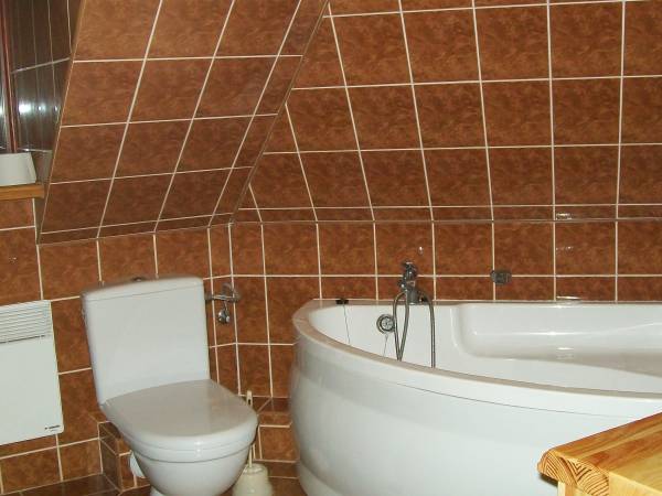 Łazienka - wanna, umywalka i WC.