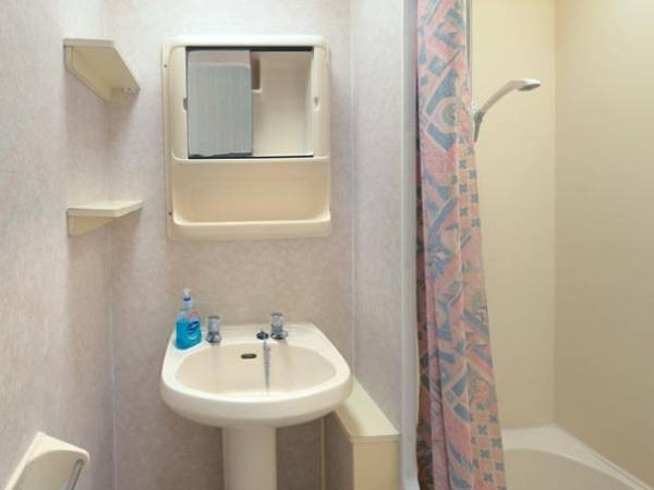 Łazienka z prysznicem, oczywiście z ciepłą wodą