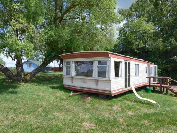 Domek cholenderski a po lewej stronie Stara Rybaczówka z łodzią