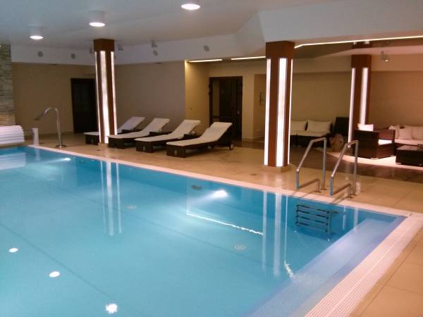 Kameralny basen z wodą o temp. 32°C