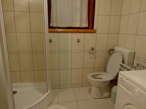 Łazienka z WC i pralką automatyczną