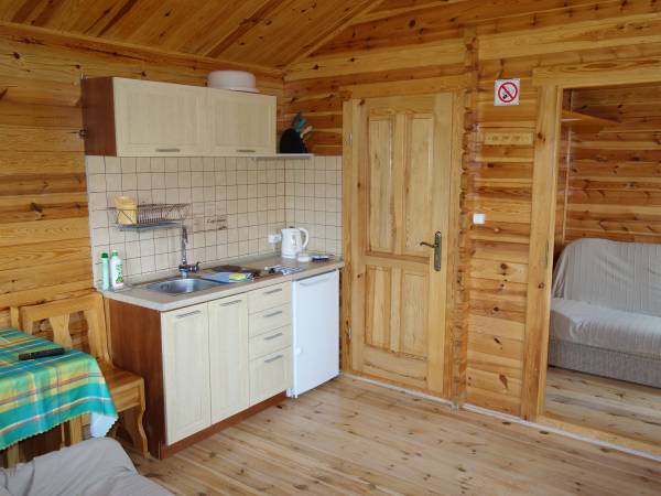 kuchnia i drzwi do łazienki i sypialni