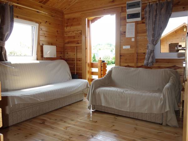 Salon widok na wejście , kanapa rozładana i druga rozsuwana