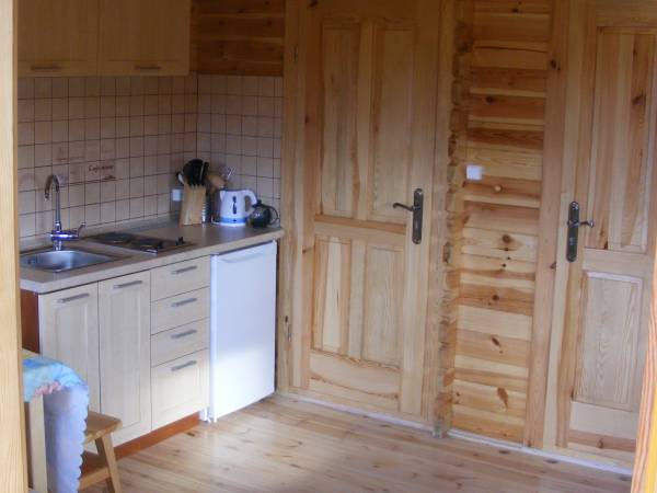 kuchnia i drzwi do łazienki i sypialni