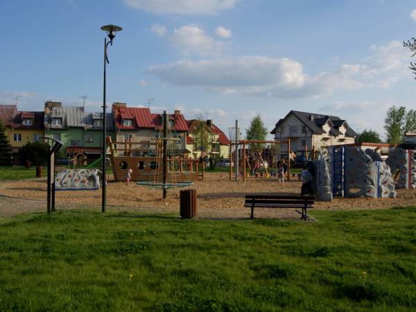 plac zabaw dla dzieci znajdujący się na przeciwko domu.