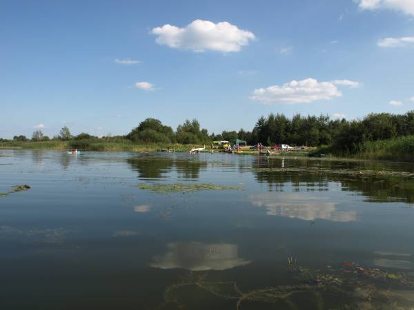 Zdjęcie z łódki na brzeg jeziora.