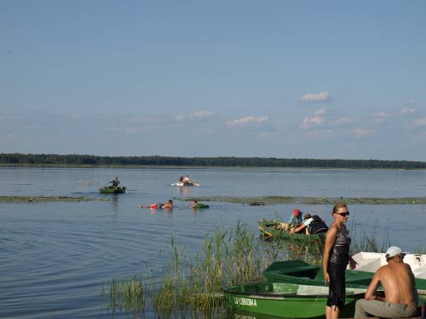 Widok jeziora z jego brzegu.