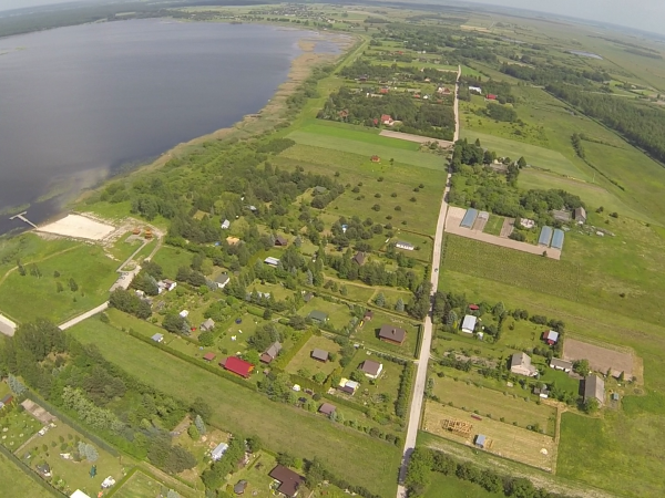 Jezioro i okolica z lotu ptaka.