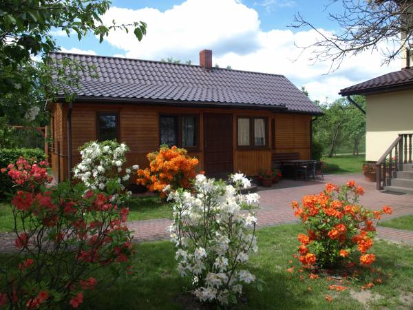 Widok na domek, inne ujęcie.