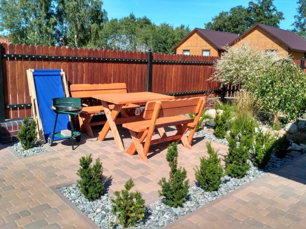 Grill, stół i ława