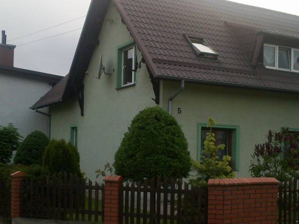 Teren jest ogrodzony. Dogodne położenie. Jest miejsce na auto.