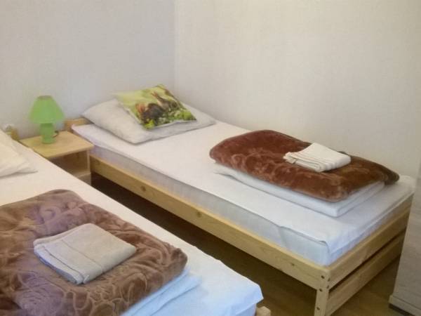 Wygodne nowe łóżka w pokoju nr 1 dla 2-4 osób.