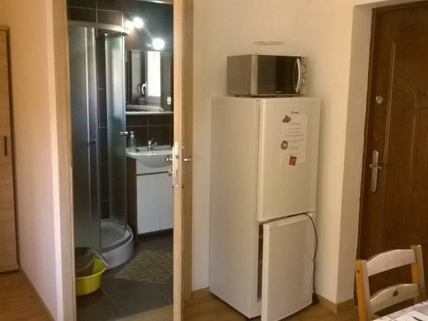 Łazienka i część kuchni w studio nr 1.