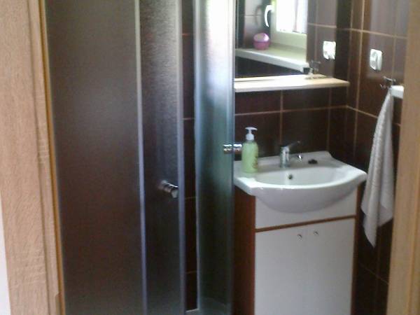 Łazienka nowa, bardzo ładna.Prysznic, WC, umywalka, lustro z oświetleniem.