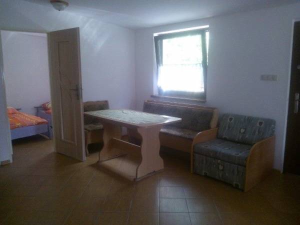 jadalnia i wejscie do mniejszego pokoju