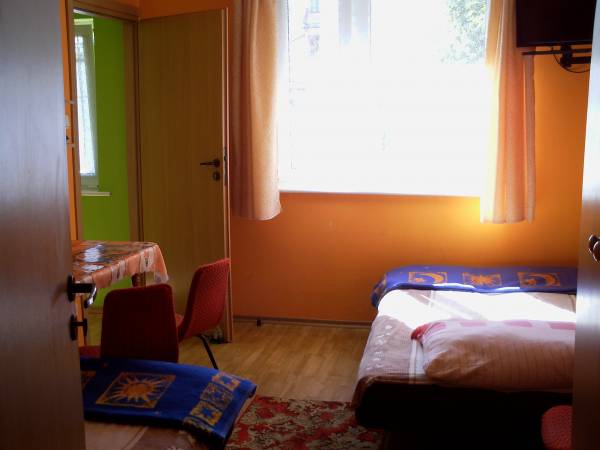 Pokój w żółtym domku z dwoma wersalkami dla 2-4 osób