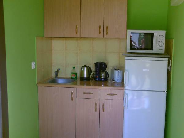 Aneks kuchenny w żółtym domku letniskowym