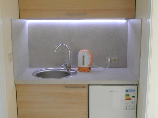 Aneks kuchenny II .Wyposażony w lodówkę ,czajnik , zlew , zastawę stołową .