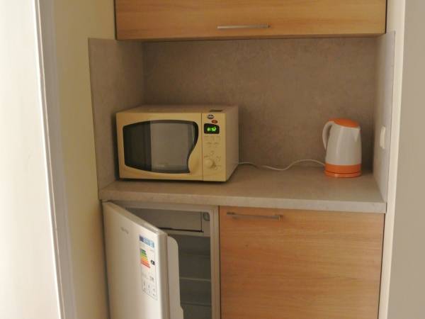 Aneks kuchenny I . Wyposażony w kuchenkę mikrofalową , czajnik , lodówkę zastawę stołową