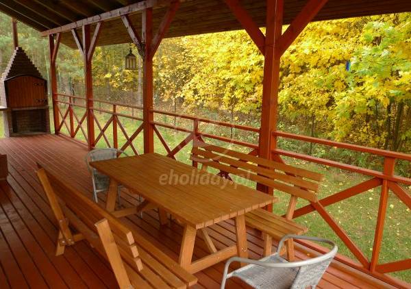 taras dolny boczny z murowanym grilem.