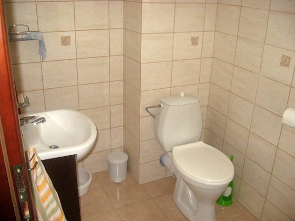 Domek letniskowy "U Agi" w Przezmarku.
Toaleta na parterze. Umywalka, toaleta oraz pralka.