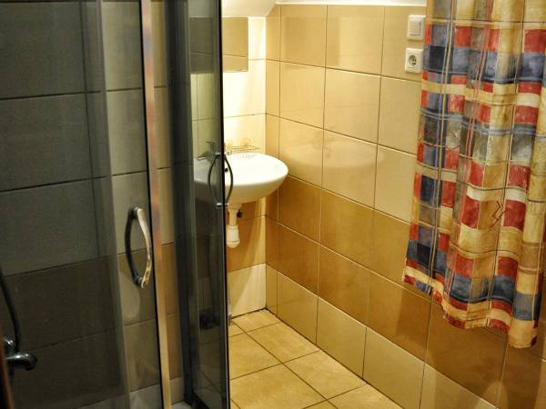 Toaleta na piętrze z prysznicem.