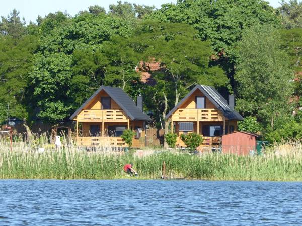 Widok domków od strony wody.