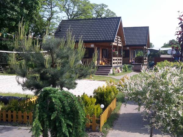 Domki od strony wejścia na posesje