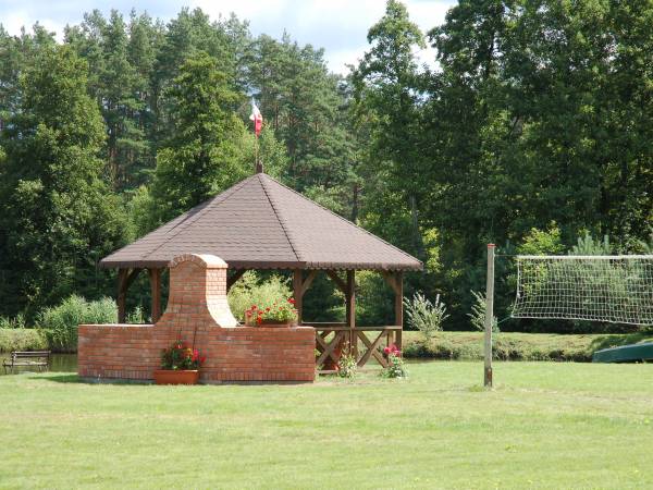 widok altany nad stawem oraz grillo wędzarni
