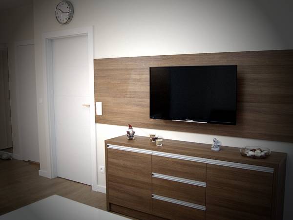 DUŻY PŁASKI TELEWIZOR