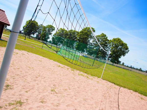boisko do siatkówki i w tle do piłki nożnej
