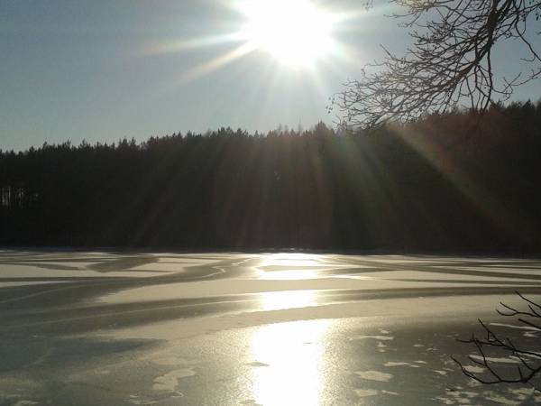 zima nad jeziorem Karsie