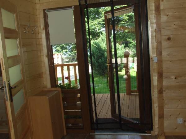 salon oraz taras z widokiem na jezioro